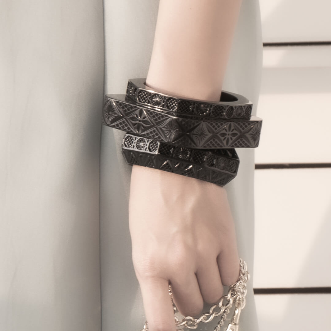 Slim Octagon Bangle Black